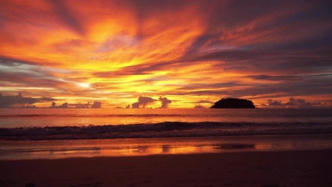 令人惊叹的日落在Koh Pu岛后面