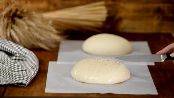 在进入烤箱之前，将已经发酵的面包切成薄片。