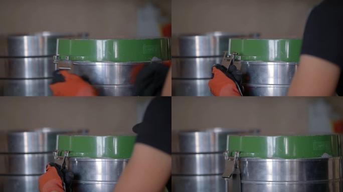 慢莫: 美女实验室技术员用皮带关闭银色过滤器桶
