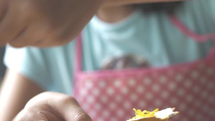 女孩的手在食物，生活方式概念上撒上奶油和甜点。
