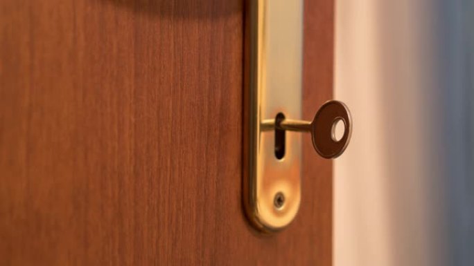 钥匙转动门锁金色钥匙打开大门木门安全锁
