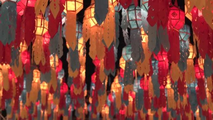 泰国loi krathong yi peng节晚上在入口处悬挂彩色纸灯笼
