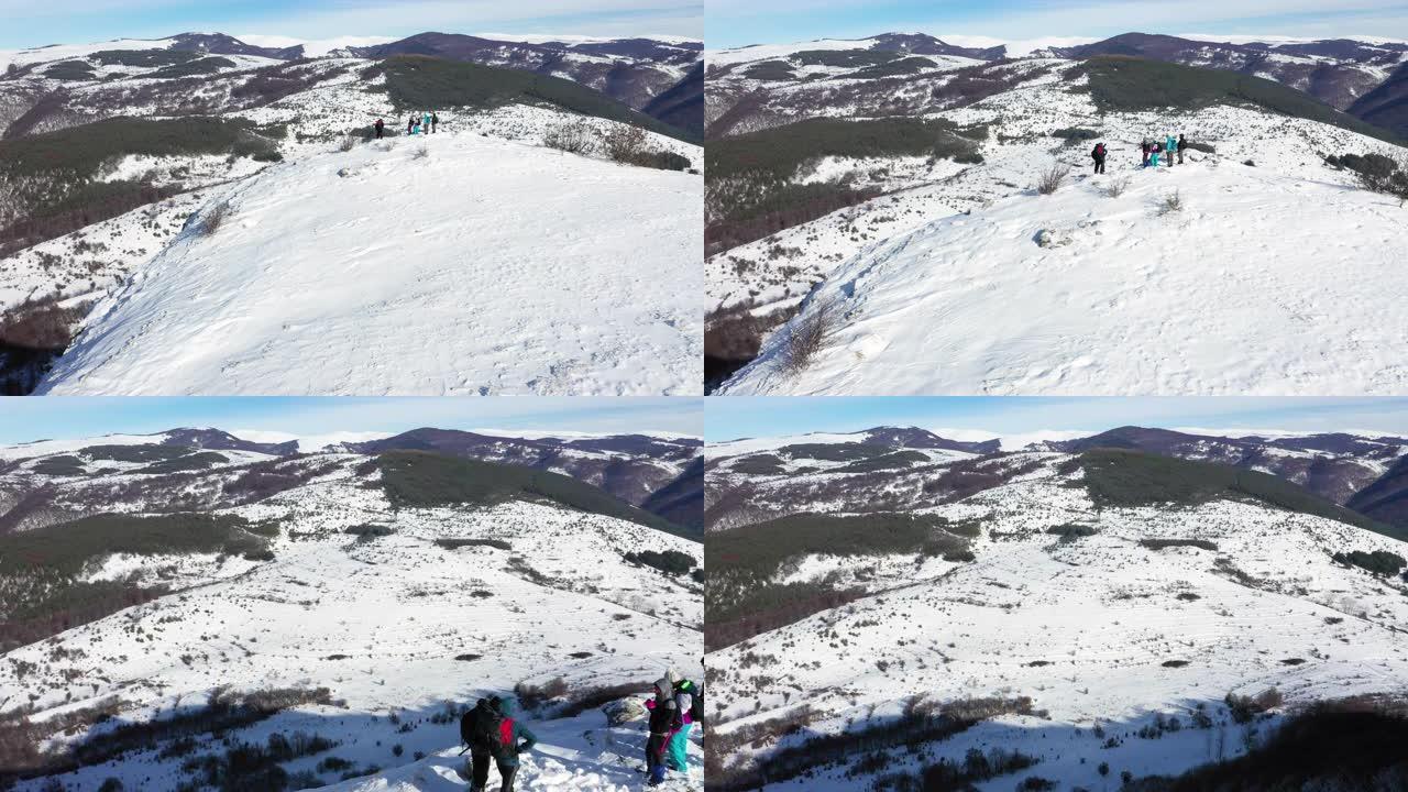 一群徒步旅行者站在山顶的无人机拍摄