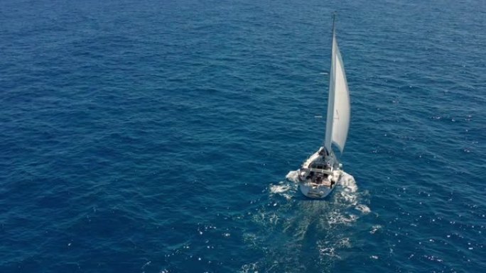 在开阔的海面上航行的游艇。帆船。游艇视频。从上面看游艇。在大风天游艇。游艇。帆船