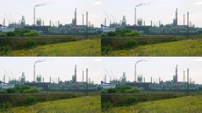 冶金厂的重工业。空气排放有害气体。