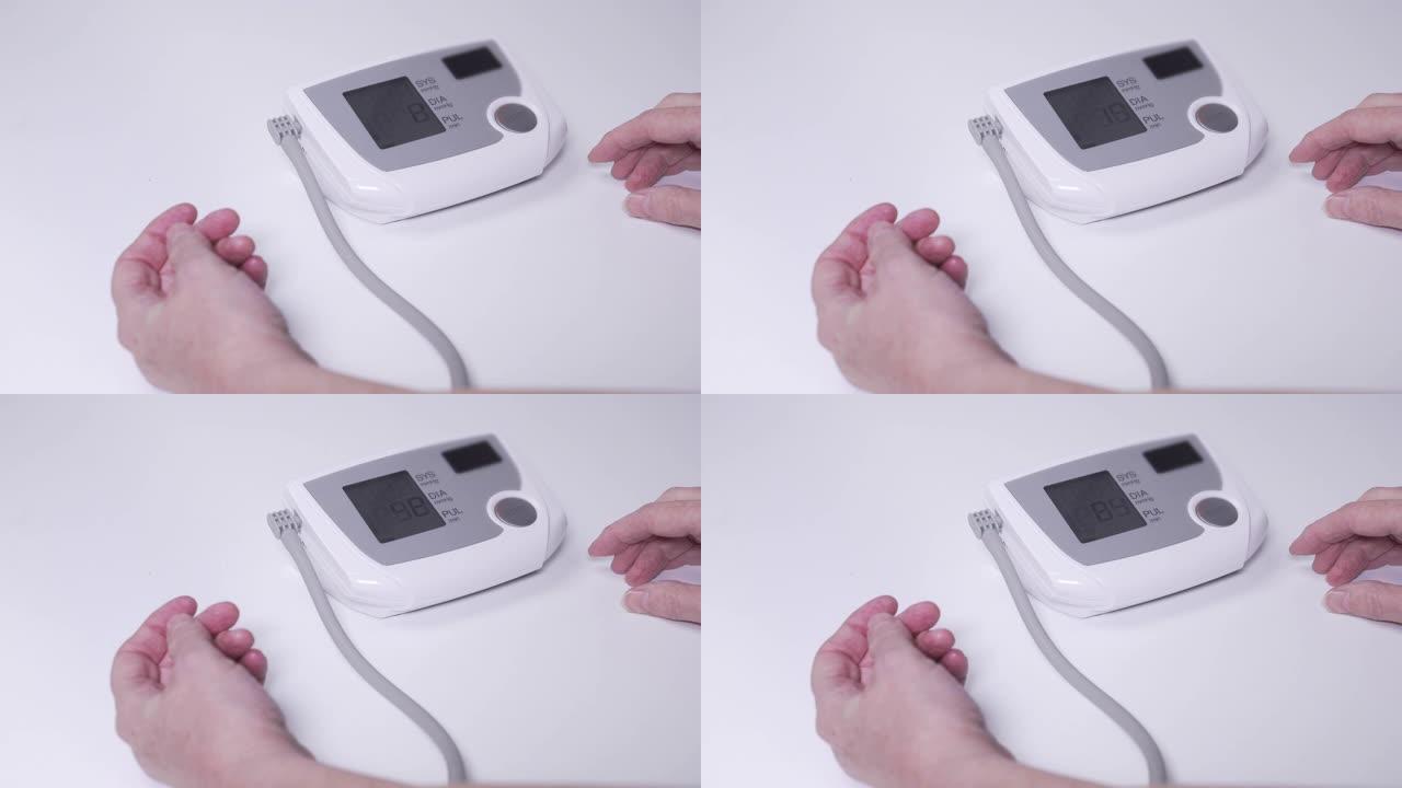 成熟的女人在家测量血压