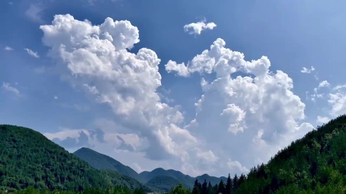 夏天，山里的云