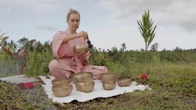 穿着粉红色和服的白发少女在唱歌碗上玩耍