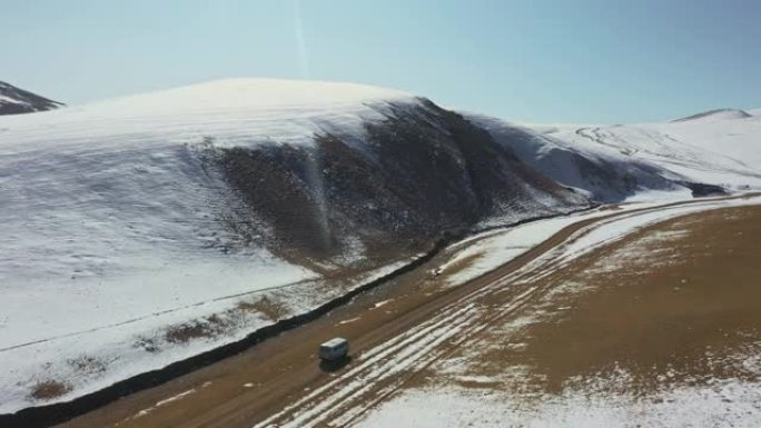 在蒙古偏远山区公路上的货车鸟瞰图