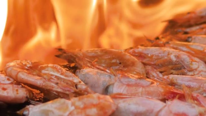 慢动作: 用热火焰在火盆上烤红大虾的过程