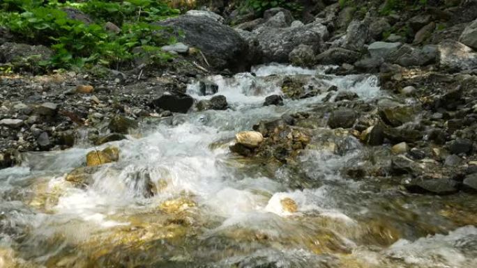 山溪或瀑布在岩石和石头之间流动。