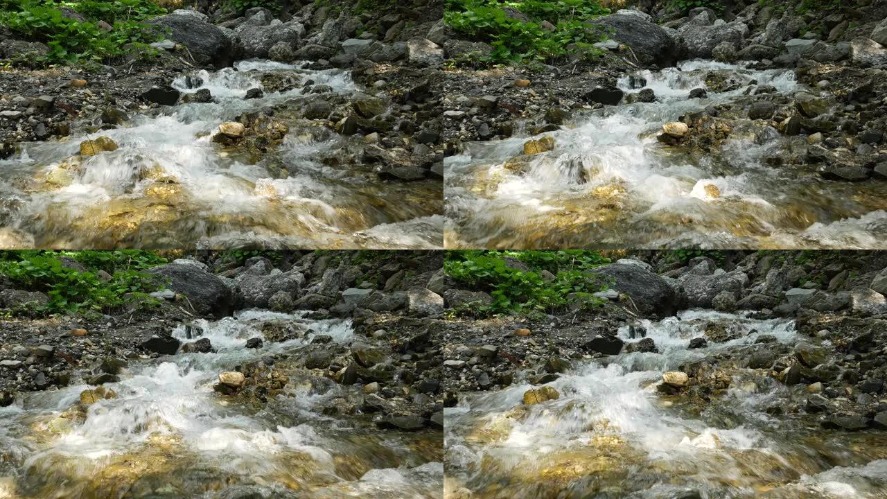 山溪或瀑布在岩石和石头之间流动。