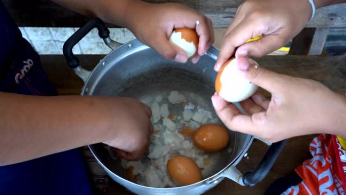 儿童剥煮鸡蛋剥鸡蛋水煮蛋