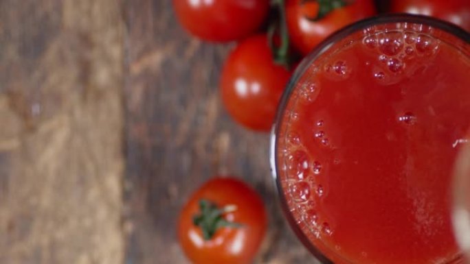 成熟的番茄汁倒入玻璃杯中。