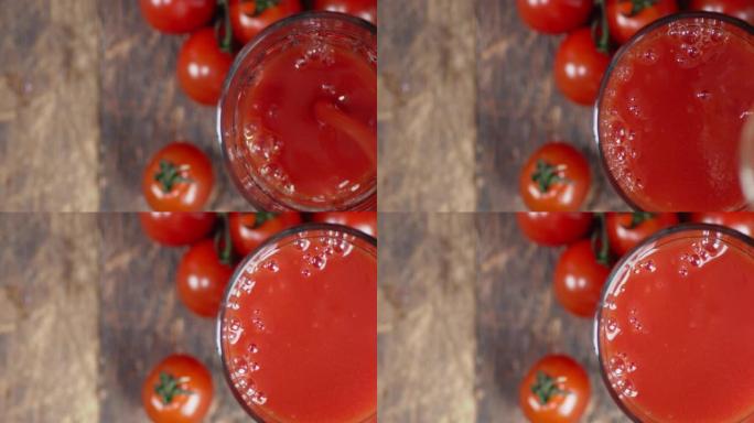 成熟的番茄汁倒入玻璃杯中。