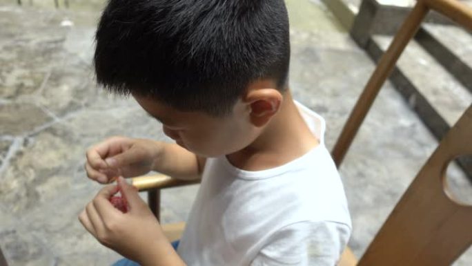 聪明的男孩缝纫外国人小孩缝纫