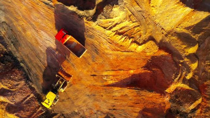 从上面开采页岩。露天煤矿的鸟瞰图。重工业作为排放源。