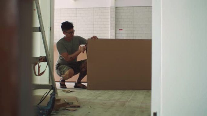 亚洲人有意制作一盒餐桌家具，以将其整合到他的新家中。