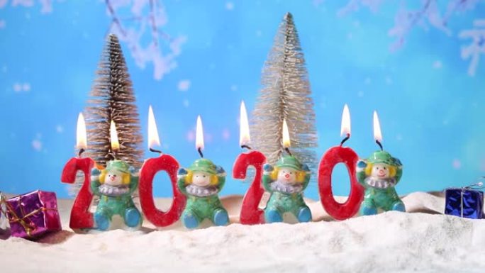 2020年的数字站在雪地上，带有松枝装饰。创意艺术品假日装饰。空的文本空间