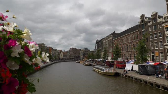 阿姆斯特丹市中心白天著名的主运河大桥花卉慢动作全景4k荷兰