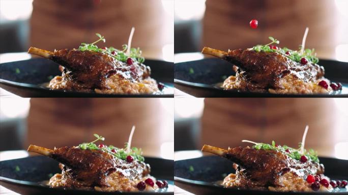 厨师在餐厅特写镜头中把蔓越莓扔在烤鸭上。