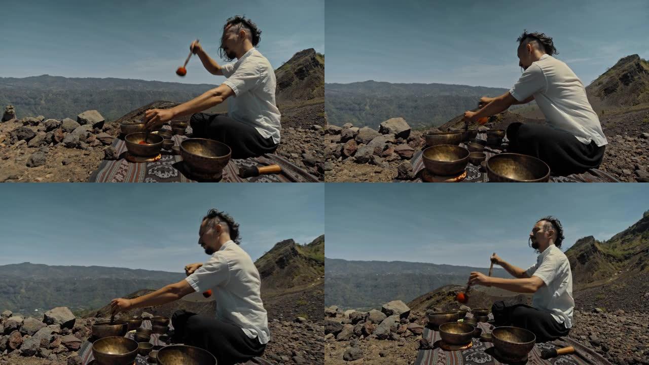 亚洲小伙在观景山上玩藏人唱铜杯