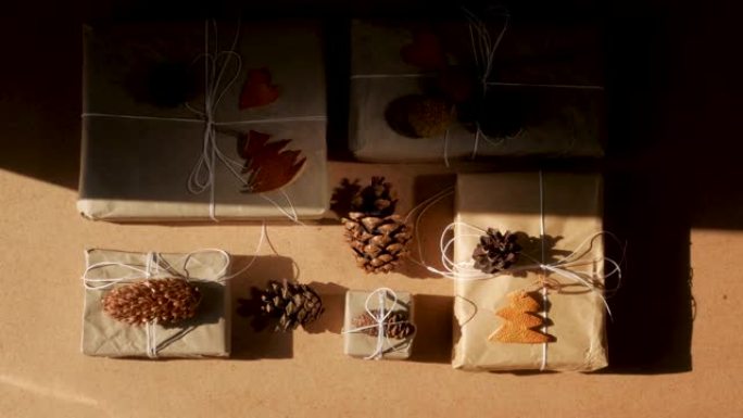 零浪费圣诞小丘平躺着硬阴影4K。手工制作的生态礼品天然新年黄麻装饰品。没有塑料概念的牛皮纸包装。橘子