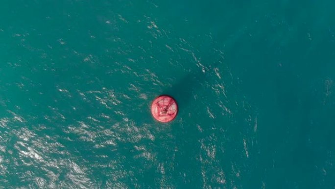在美丽的蓝色大海中拍摄红色浮标
