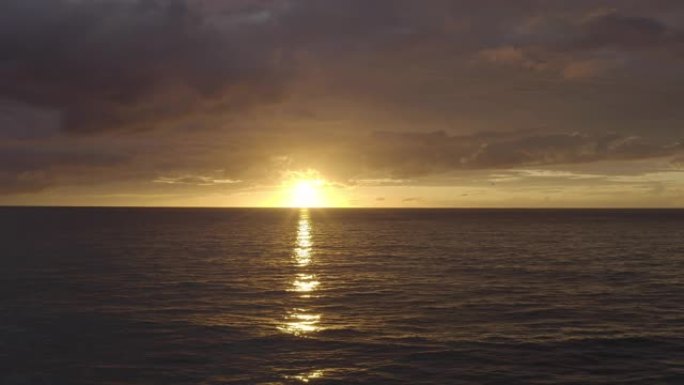 在加勒比海大特克的海洋上完美的日落从无人机上拍摄