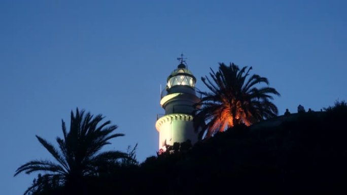 夜晚的老埃尔法罗灯塔。卡莱拉旅游城市的象征。加泰罗尼亚。巴塞罗那。西班牙。4K