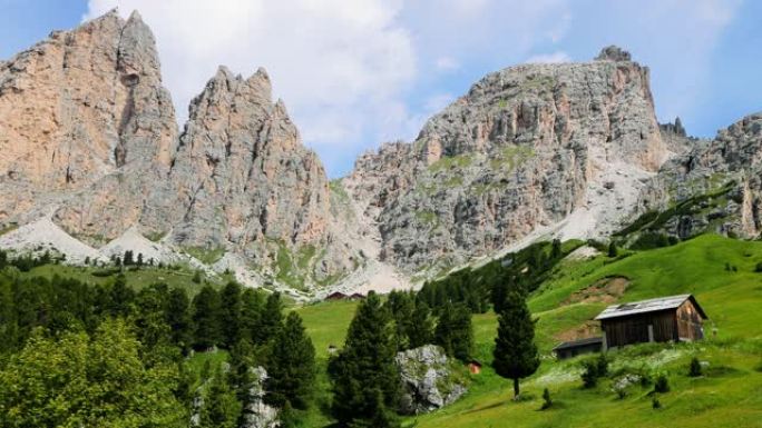 在意大利的落基山脉和山谷里有一间小屋。美丽的风景在一个自然公园-时间间隔4K
