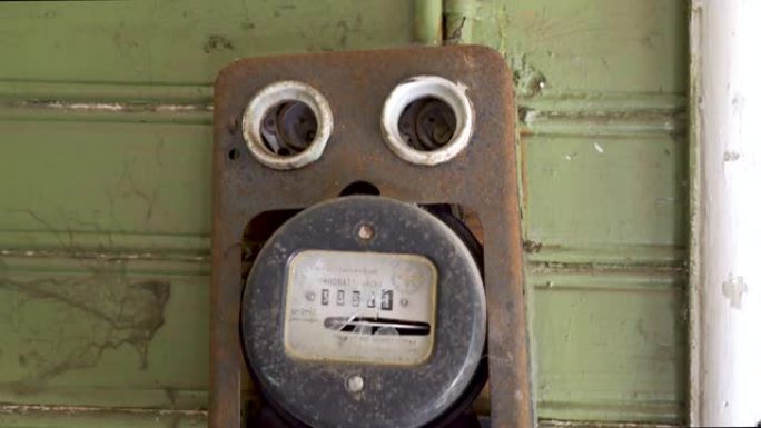 墙上的旧电测仪