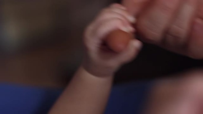 新生婴儿手握手指特写