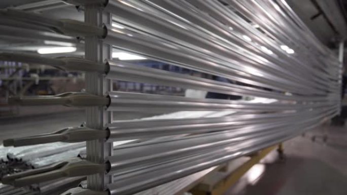 铝型材浸入特殊解决方案与帮助梁起重机。企业中铝的阳极氧化工艺金属加工。