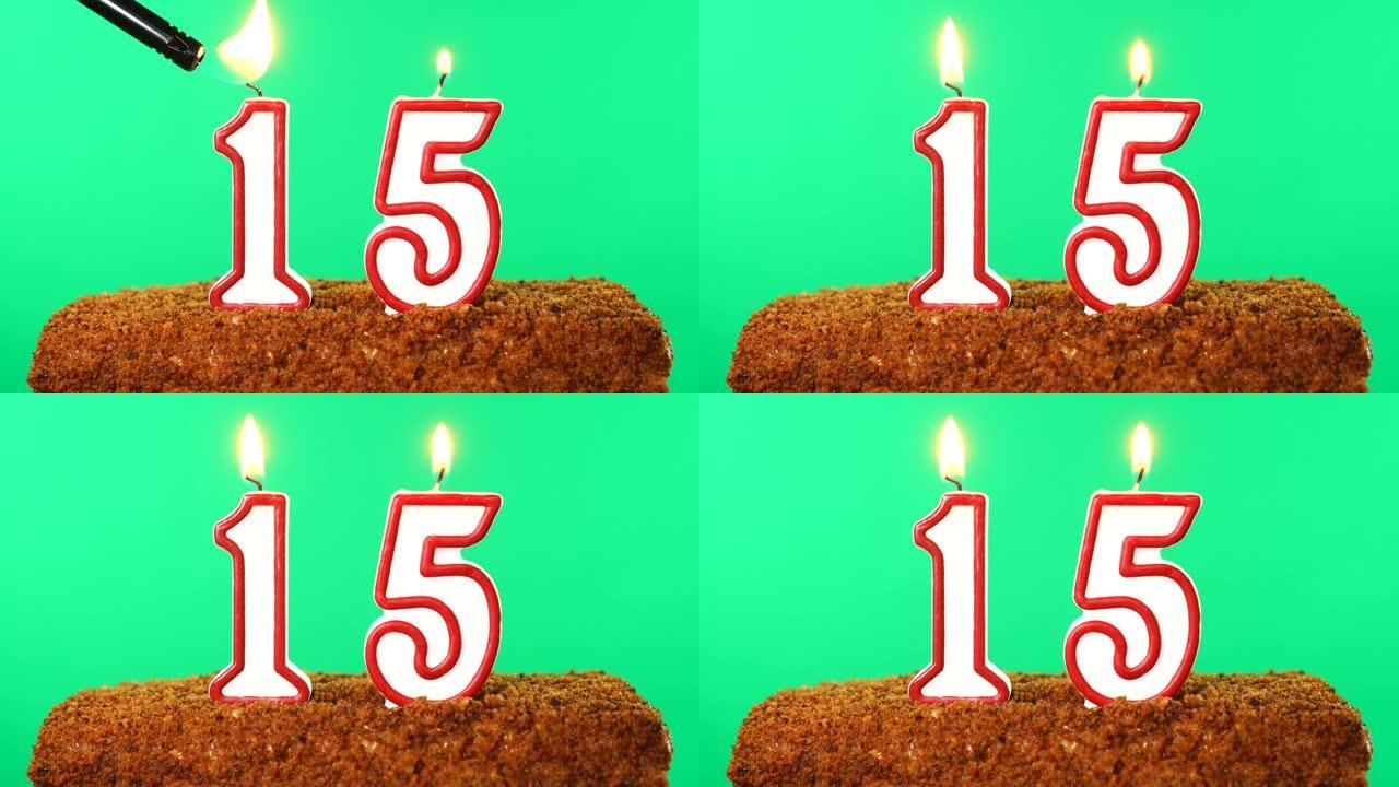带有15号点燃蜡烛的蛋糕。色度键。绿屏。隔离
