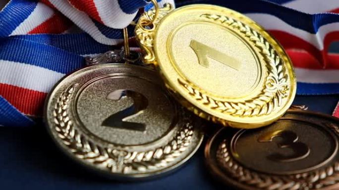 获胜或成功的概念。黄底金牌、银牌和铜牌。视频素材