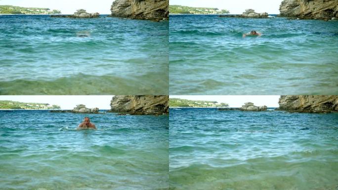 快乐的成熟成年男子在地中海游泳蛙泳。希腊。慢动作高清