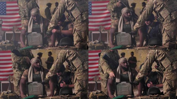 美国士兵在军用笔记本电脑上开发捕获计划