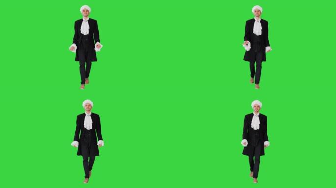 穿着老式花边工装外套和白色假发的男人举止举止，看着绿色屏幕上的相机，色度键