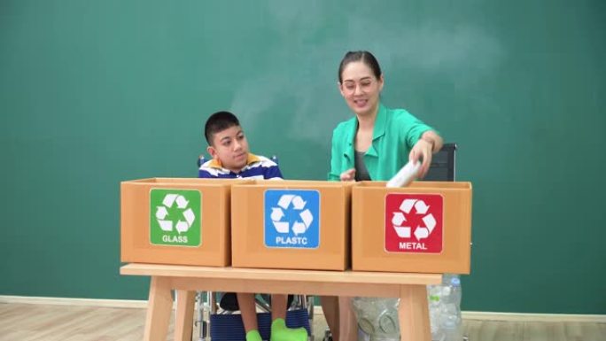 残疾男孩的挑战，亚洲老师一个坐在轮椅上的教学男孩学生，学习如何将用过的废物，玻璃，金属，塑料分离到教