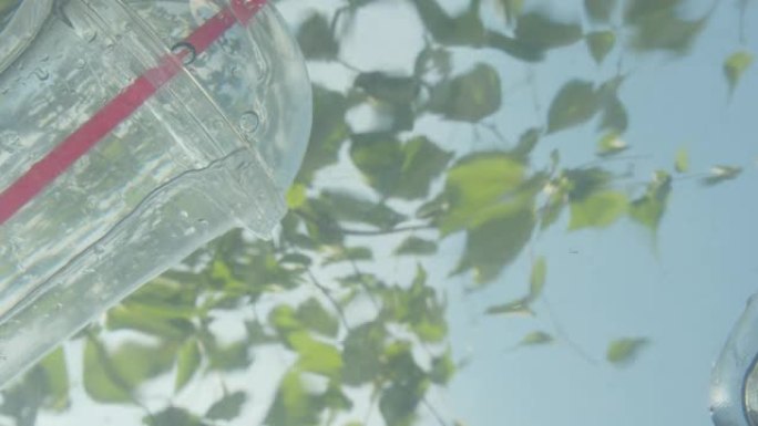 塑料瓶和垃圾漂浮在河水中的特写镜头。全球污染问题
