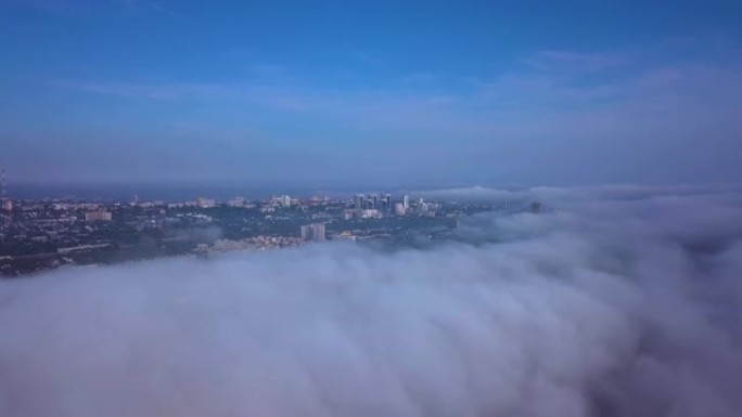 城市中非常浓雾的鸟瞰图
