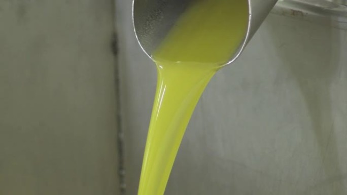 落在工业油厂中的特级初榨橄榄油流