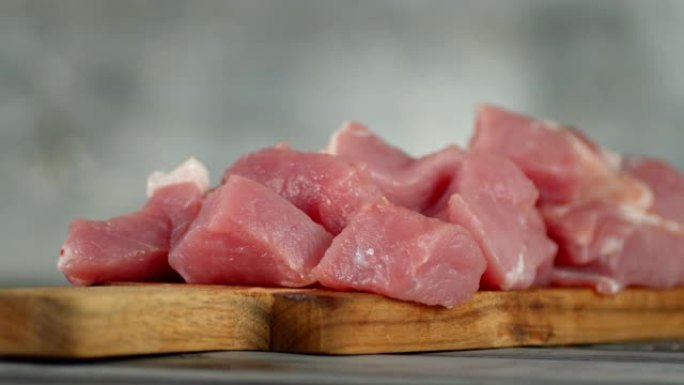切菜板上的生肉串慢慢旋转。
