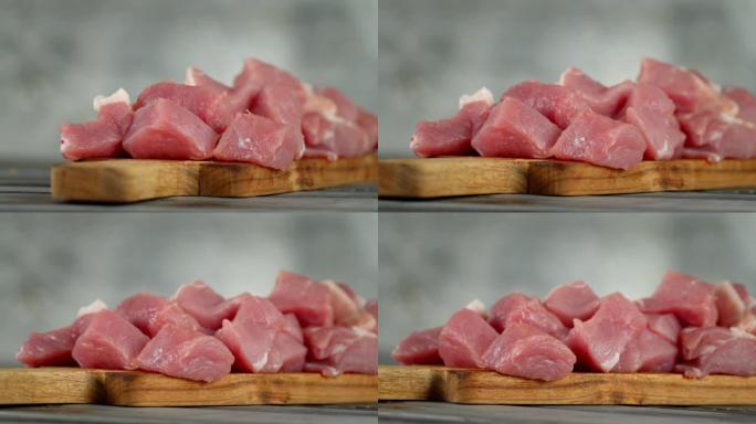 切菜板上的生肉串慢慢旋转。