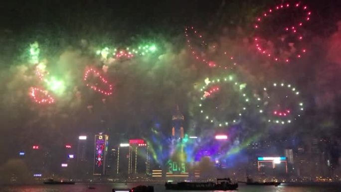 中国香港的新年。节日焰火霓虹美丽夜景