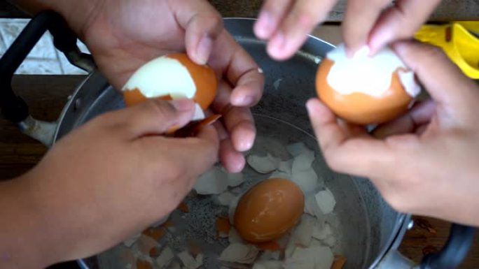 儿童剥煮鸡蛋剥鸡蛋