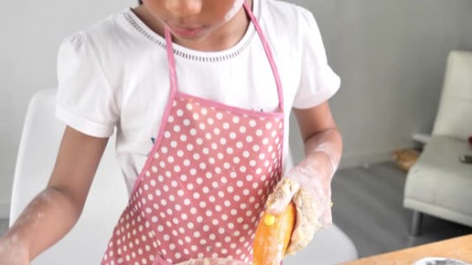 亚洲女孩在家自己做面包或比萨饼面团，生活方式概念。