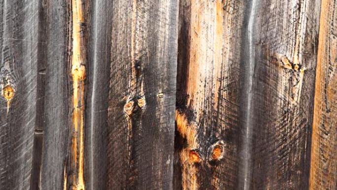 棕色旧天然木板深色陈年空旷的乡村房间。原木在复古轻温暖的内部。静态摄像机