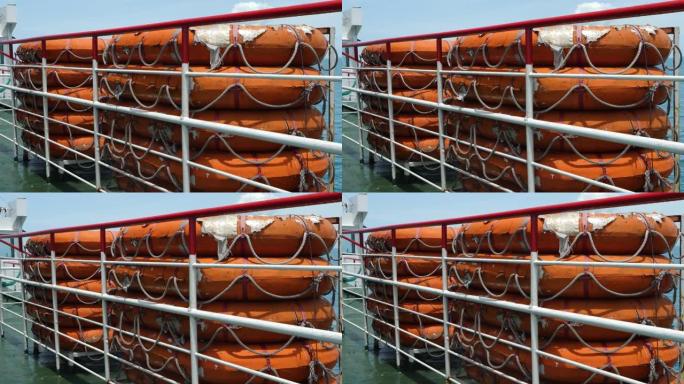 旧橙色小型刚性救生艇或救生筏，用于在船上发生灾难时紧急疏散